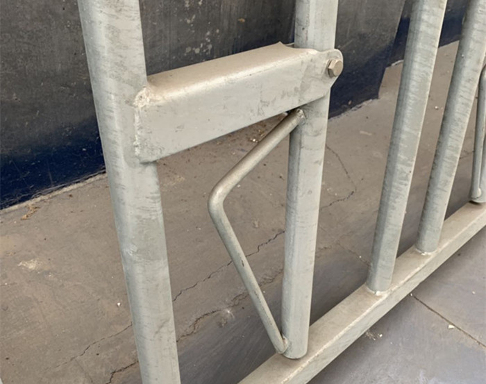 1.8/2/2.4meters Cattle Headlock Feeder Hot Dip Galvanized Livestock Panels