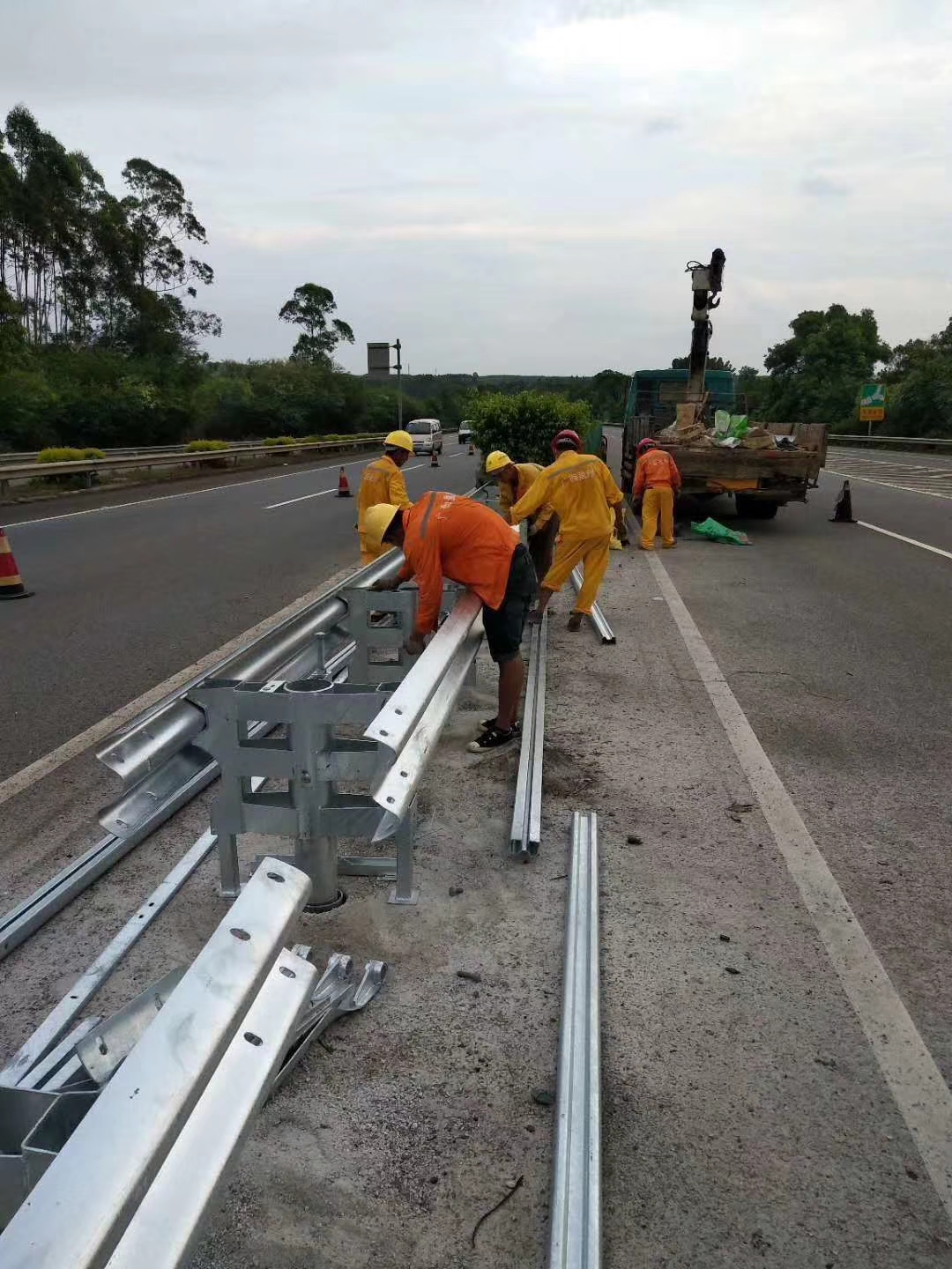 Galvanized Q235 Q345 W Corrugated Beam Metal Highway Guardrail