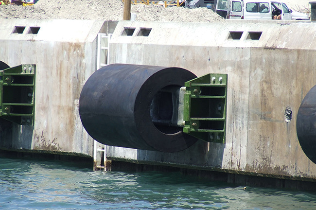 Rubber Boat 300x150 Cylindrical Fenders For Dock Port Protection