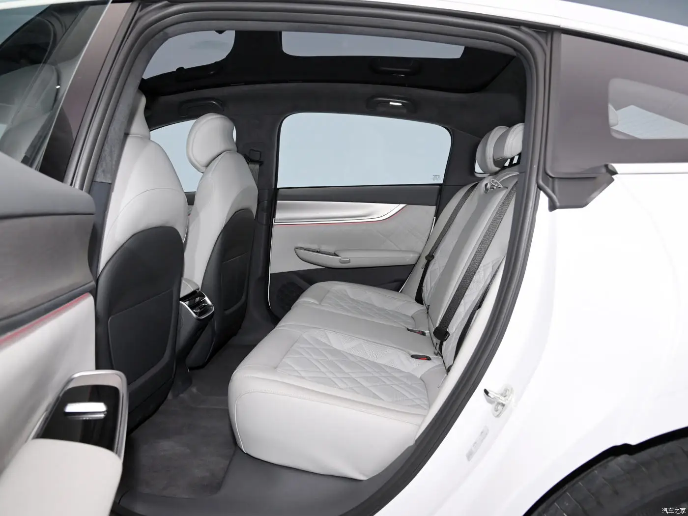 2023 Pro Extended Range Energy Electric Vehicle 1.5L 95 Horsepower L4 Max Speed 172km/h with Lithium Iron Phosphate Battery
