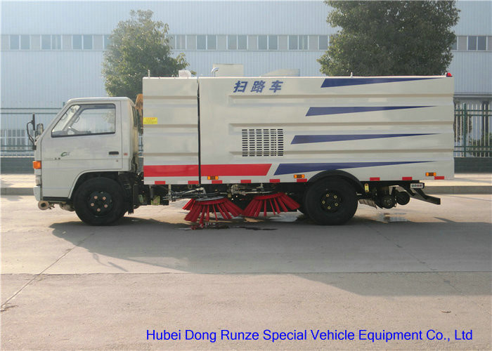 JMC Truck Mounted Road Sweeping Machine With 4 Brushes 5.5 Cbm Trash 1,5 Cbm Water