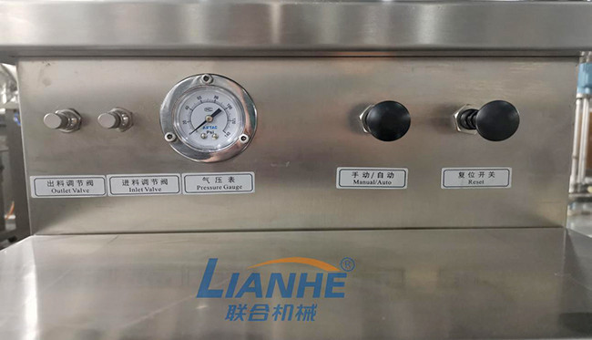 Stainless Steel Piston Filling Machine , Thickened Pneumatic Bottle Filler