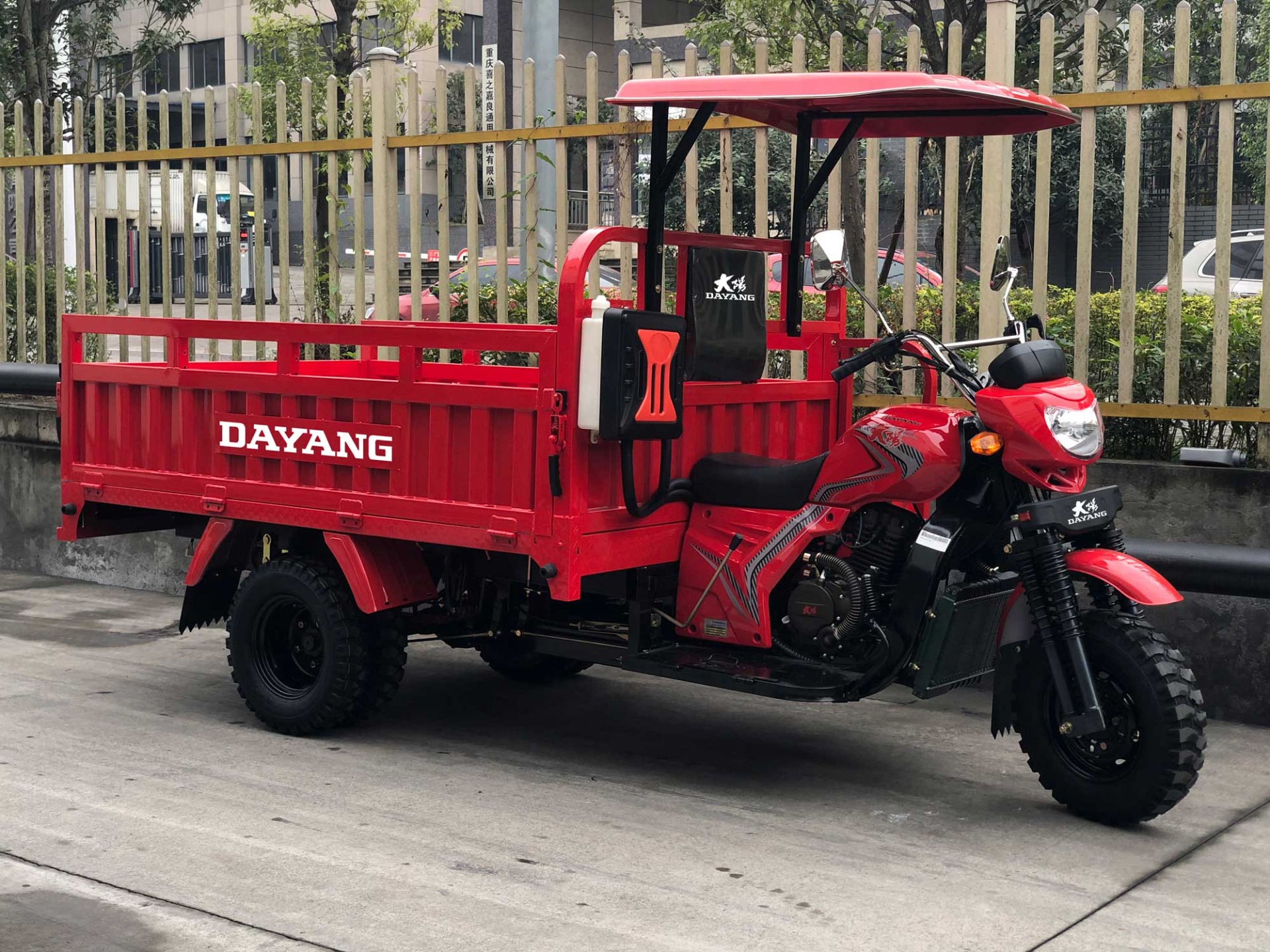 Unleash the Power of DAYANG DY-H8 250cc/300cc/350cc Tricycle in Africa with 12V Engine