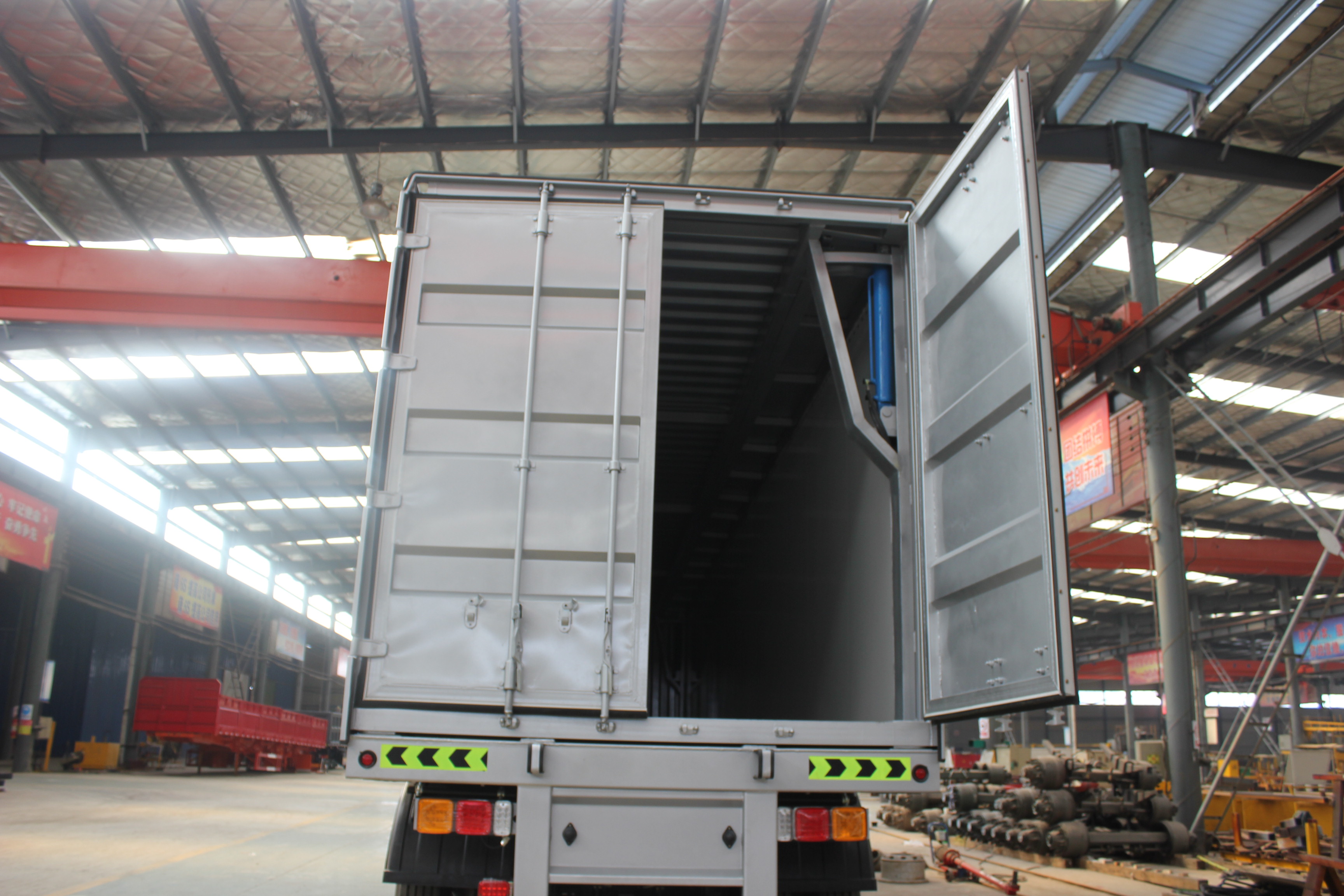 53ft Enclosed Box Cargo Dry Wing Van Truck Semi Trailer with 30-100T Max Payload