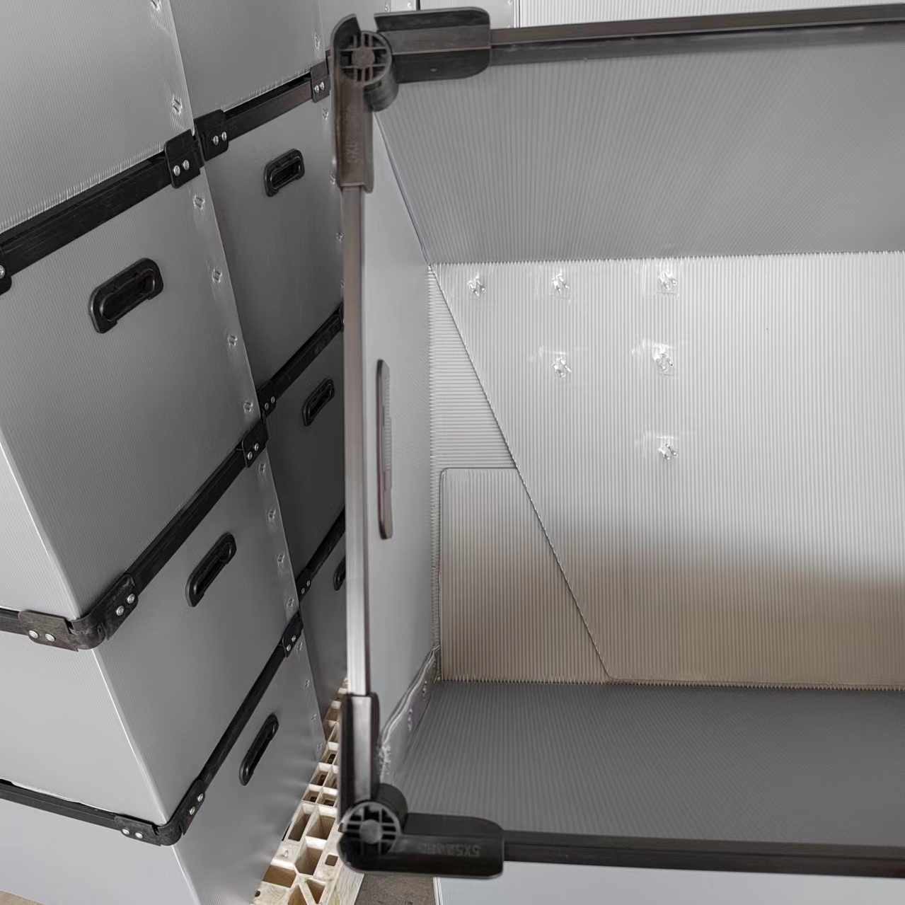 Plastic Turnover Box PP Hollow Sheet Corrugated Board Customized Handle Carton