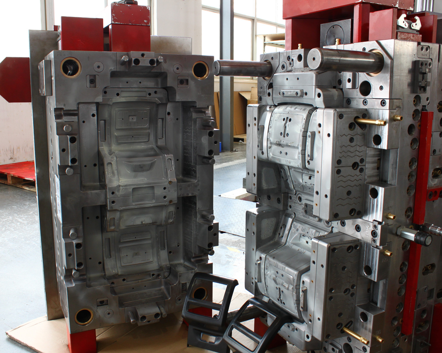 Auto Parts Functional Big Size Plastic Injection Mould With YUDO Hot Runner