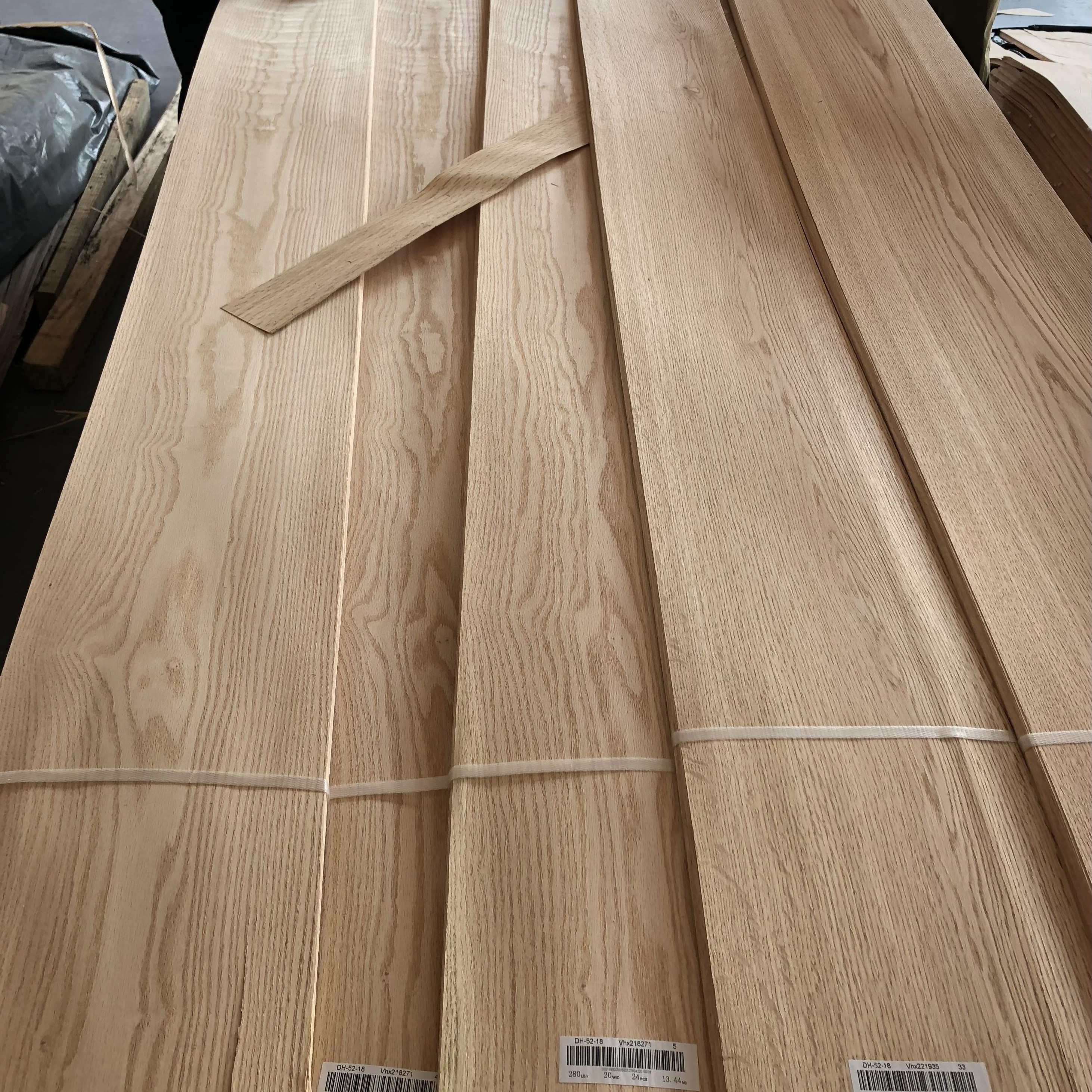 Customizable Mountain/Straight Grain Natural Wood Veneer 0.45Mm 0.5Mm 0.6Mm Natural Wood Veneer Roll Red Oak Veneer