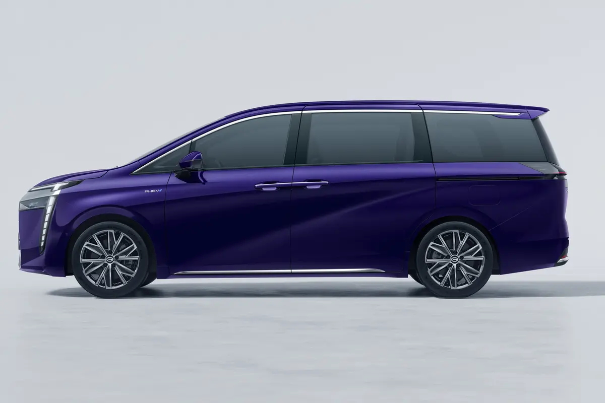 Front Wheel Drive 2.0L 140hp L4 Trumpchi E8 2024 Model Lunar Year Edition Plug-In Hybrid Electric Vehicle for Your Budget
