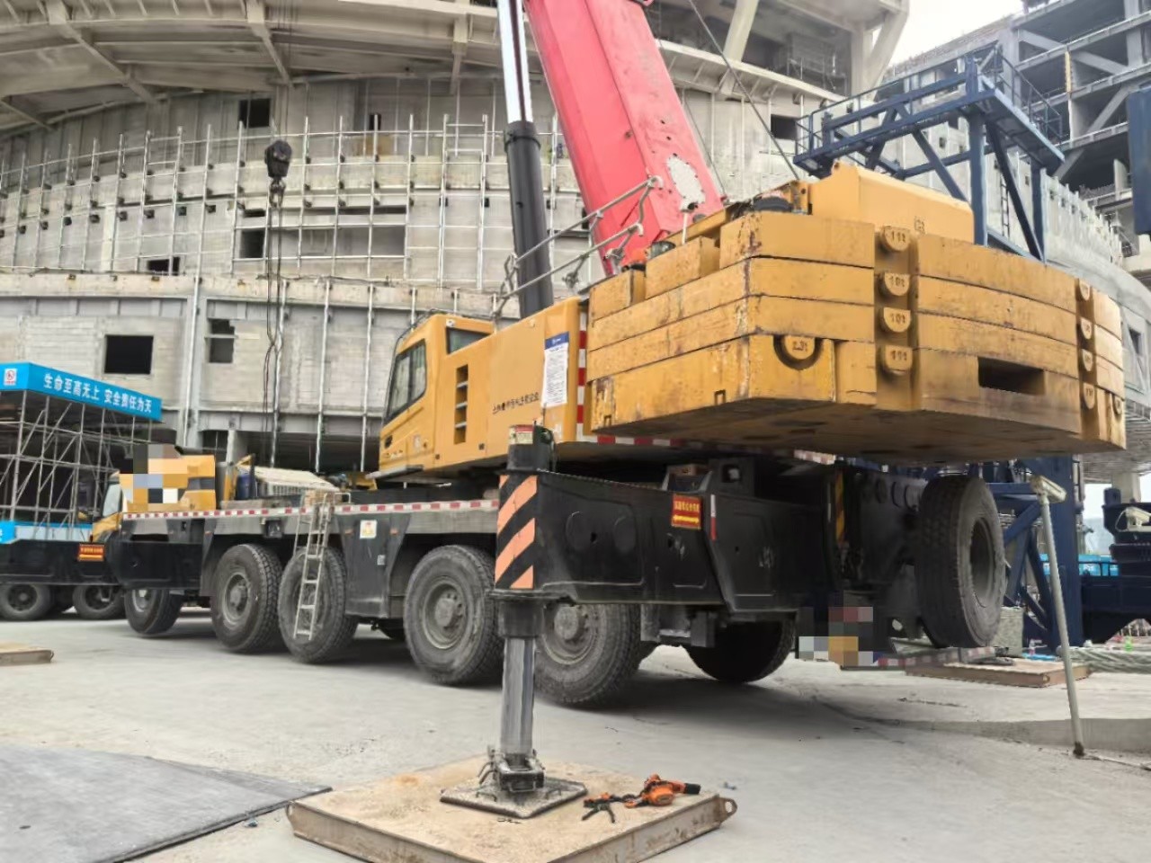 Yellow and Red 160 Tons Mobile Truck Crane Max Working Height 85.5 Meters Jib Length 18m