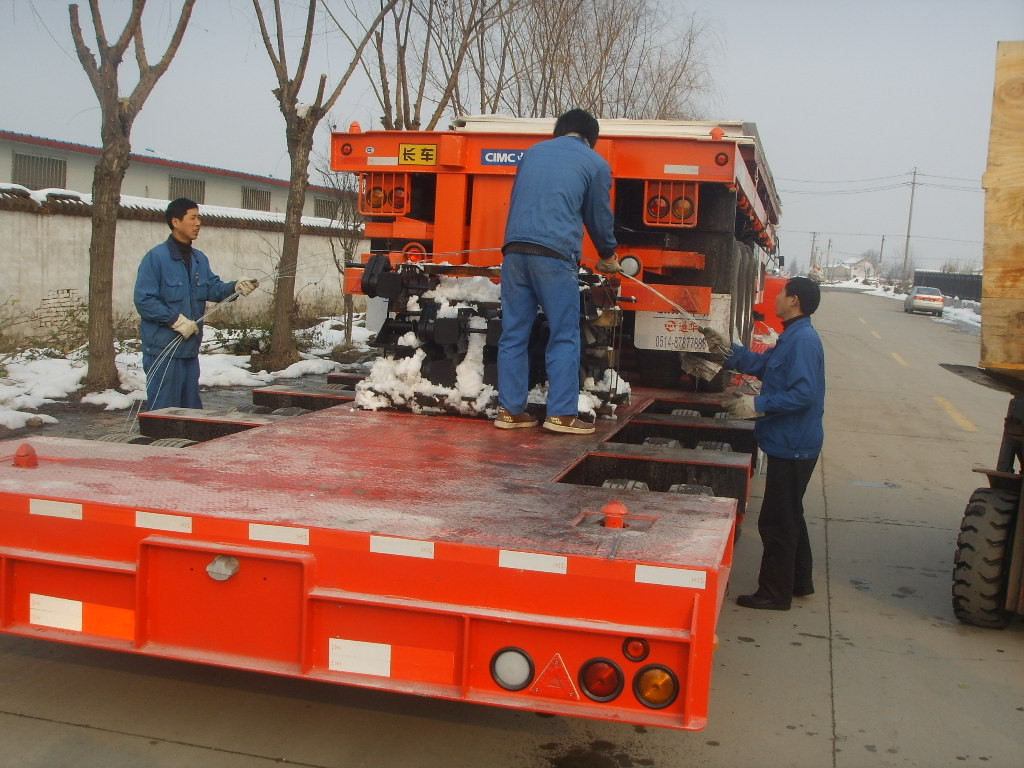 Customized Low Loader Heavy Duty Trailers , Lowbed Semi Trailer With Landing Gear