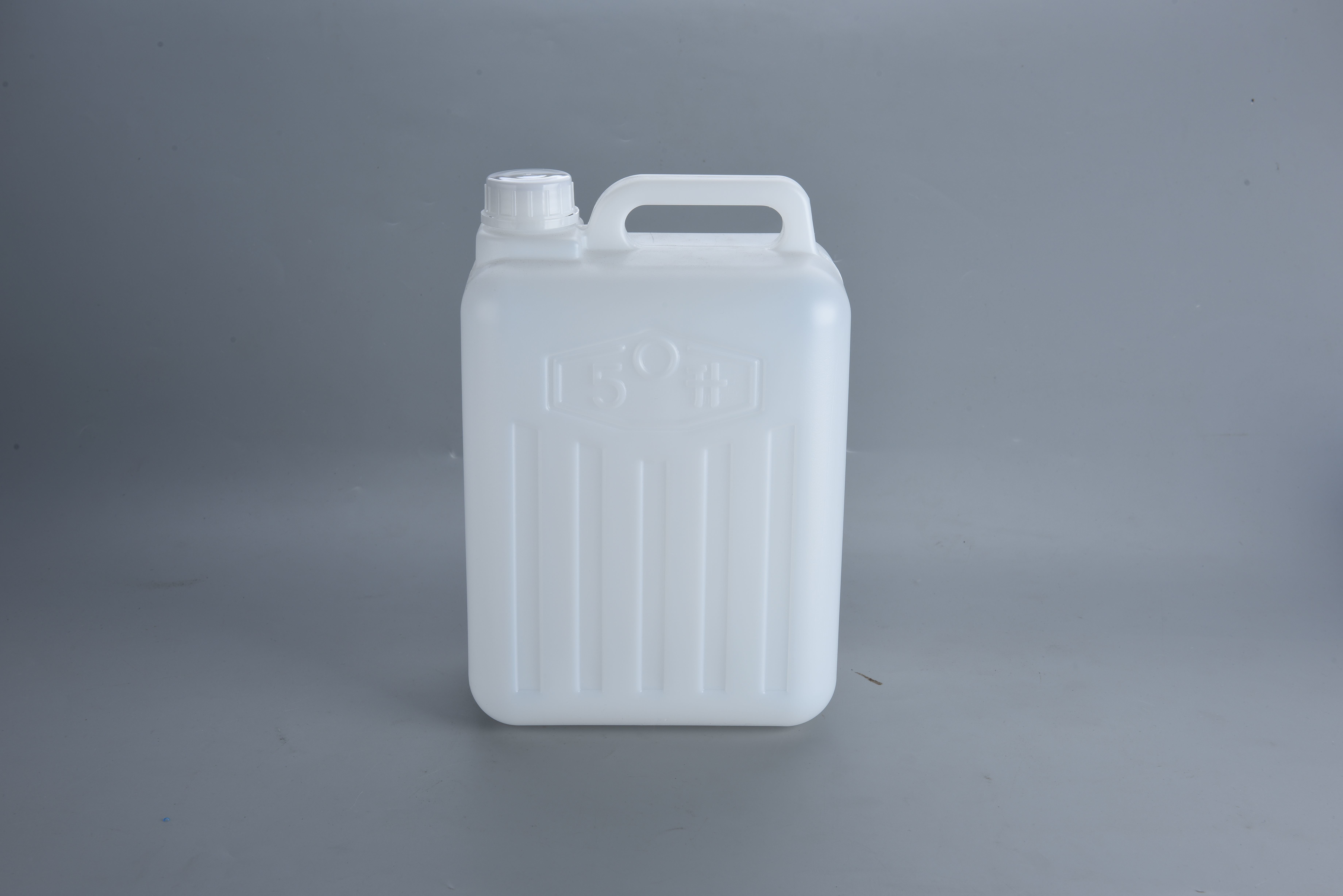 5L Extrusion Blow Moulded Plastic Jerry Can White Color And 2mm Wall Thickness For Durability