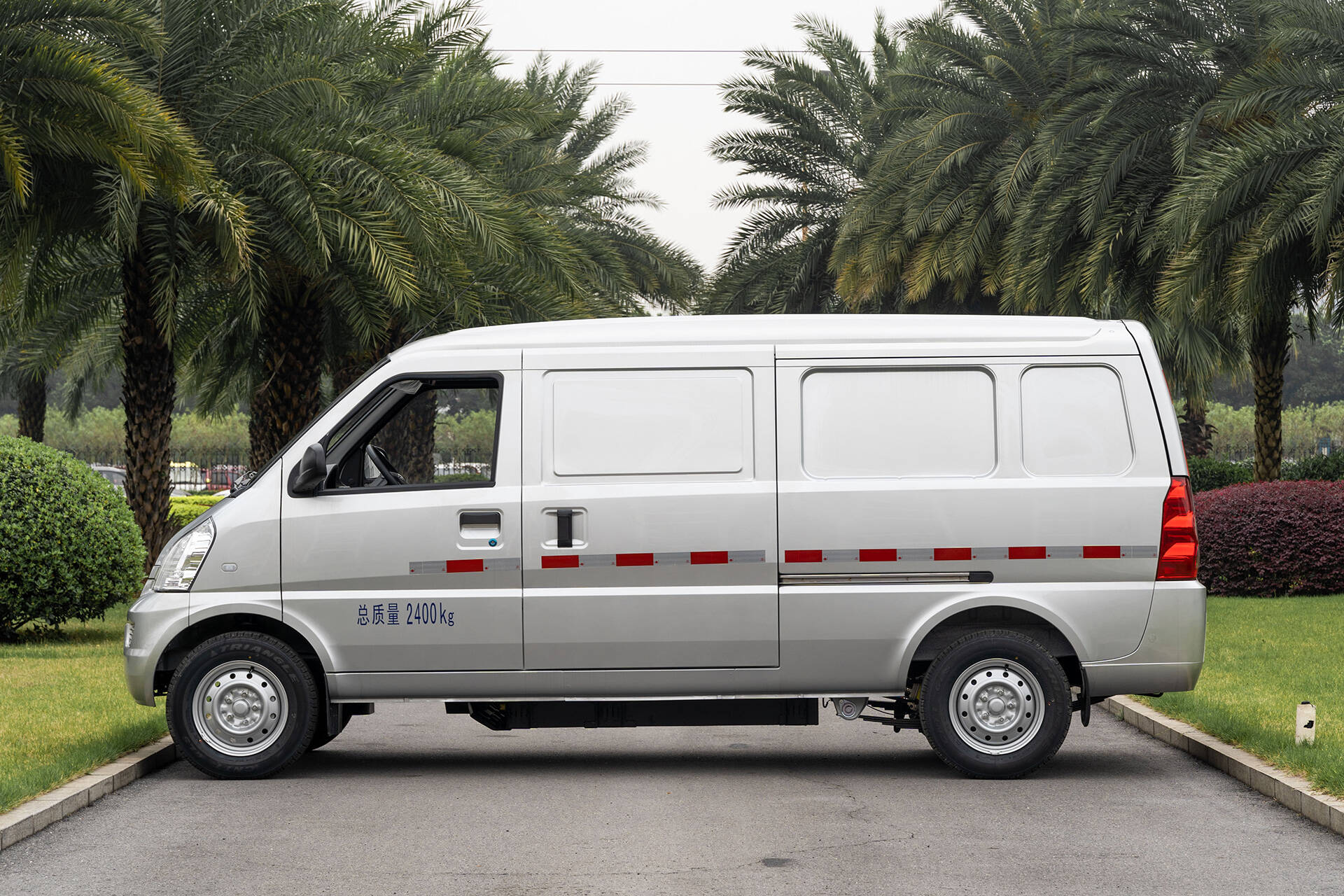 Max Speed 100km/h Wuling Rongguang EV 230KM 300KM Cruising Range 5 Seats Electric Van