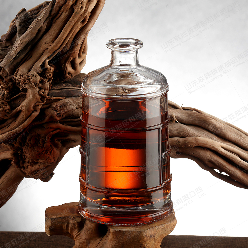 Healthy Lead-free Glass 700ml Whisky Vodka Spirit Glass Bottle for Wine Presentation