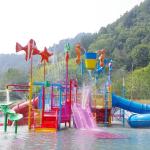 ISO9001 Certified Outdoor Splash Park Equipment With Straight Slide
