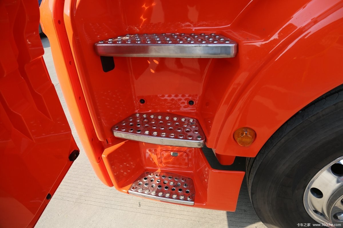 Left Driving Sinotruck Sitrak C7H Diesel Tractor Head Truck 89KM/H