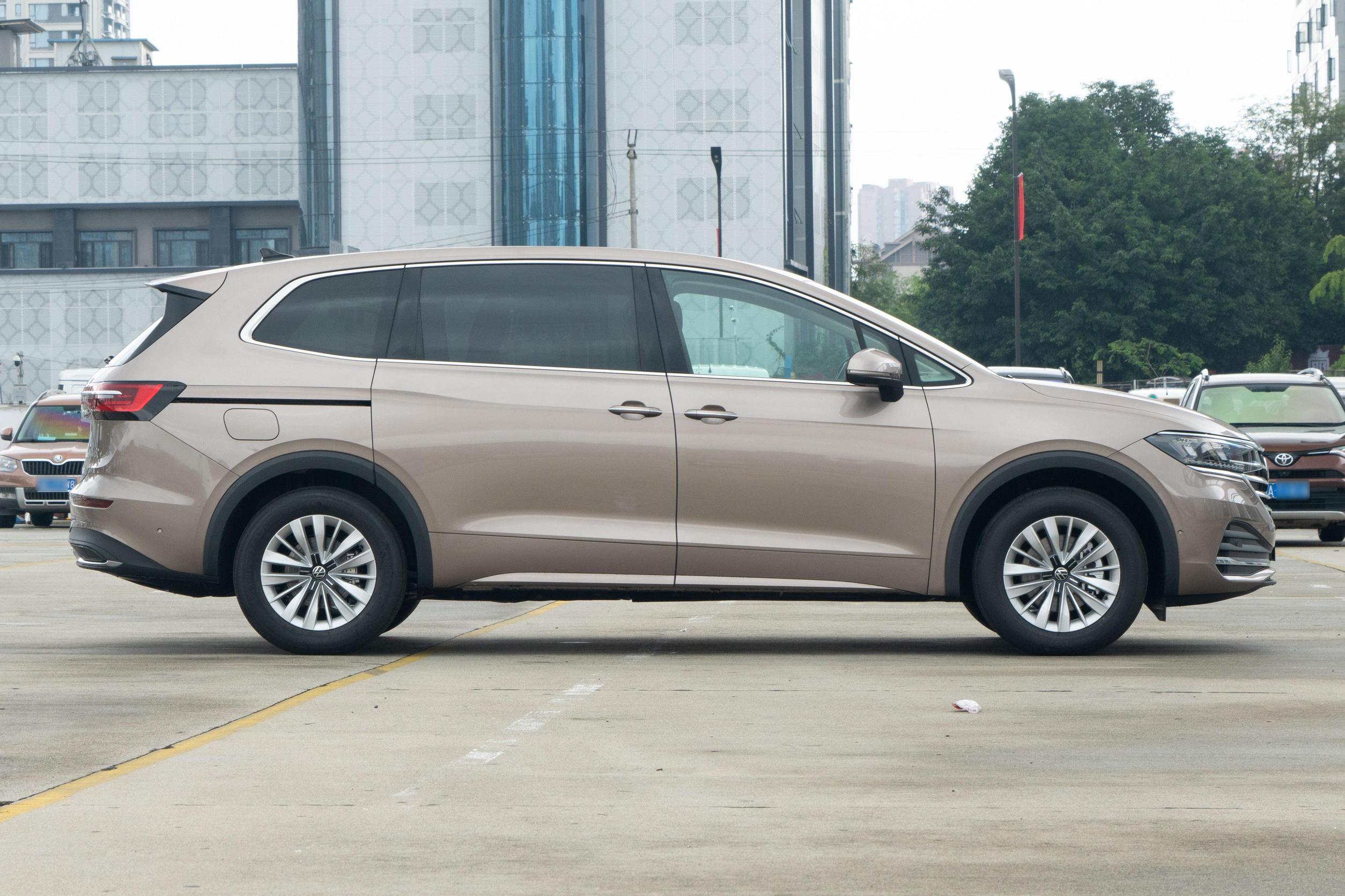 2024 Gasoline Car 2.0T 380T Engine 7 Seats MPV Leather R18 Tire Size Left Adults Electric Driver's Seat Adjustment