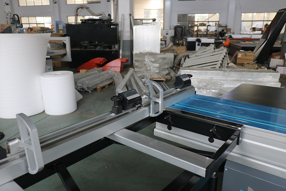 Precision Wood Cutting Sliding Table Saw for Melamine Board in Manufacturing Plant