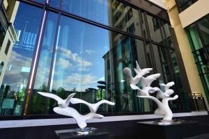 Quality Color Painted Metal Animal Statues White Baking Varnish For Hotel Ornaments wholesale