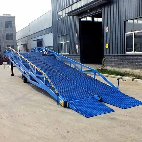 Sturdy Warehouse Loading Dock Ramps Anti Slip Surface Height Adjustable Travel