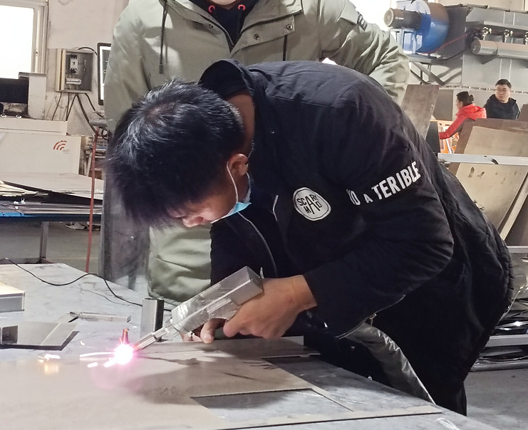 RAYCUS Handheld Fiber Laser Welding Machine for Stainless Steel Aluminum Plate Pipes