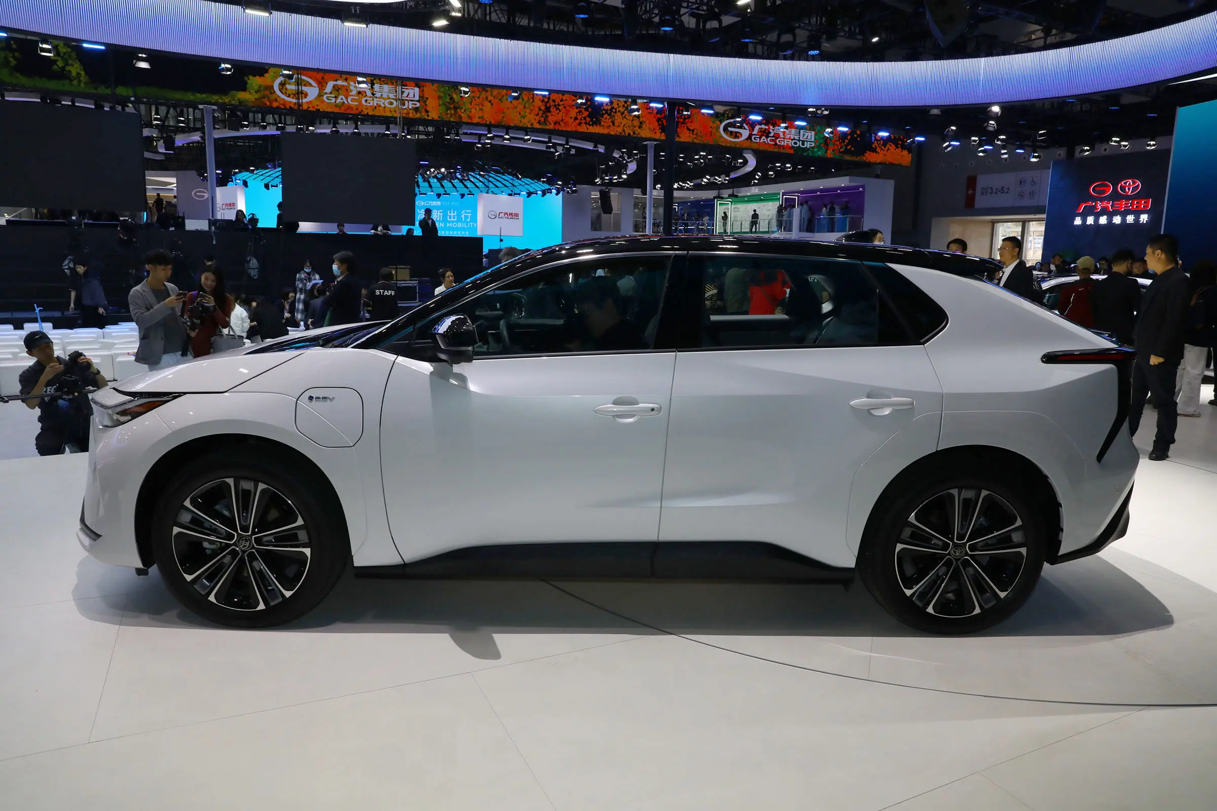 4690x1860x1650 Length Width Height GAC To-yota Bz4x Air Pro Max 2024 Electric 4WD SUV with 2850mm Wheelbase