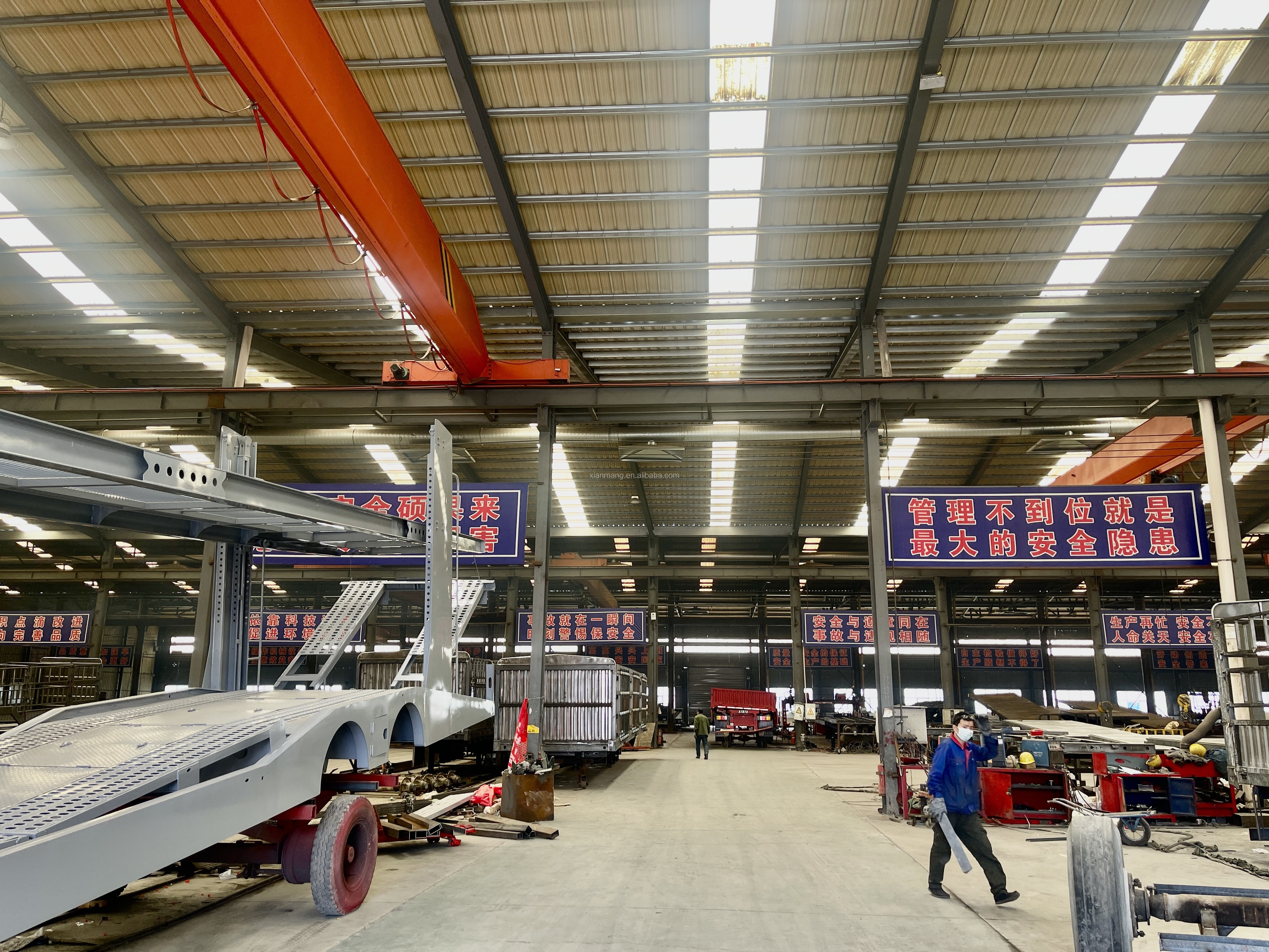 SINO TRUCK 40T 50T Howo Tractor Truck with WEICHAI Engine 300-400L Fuel Tank Capacity