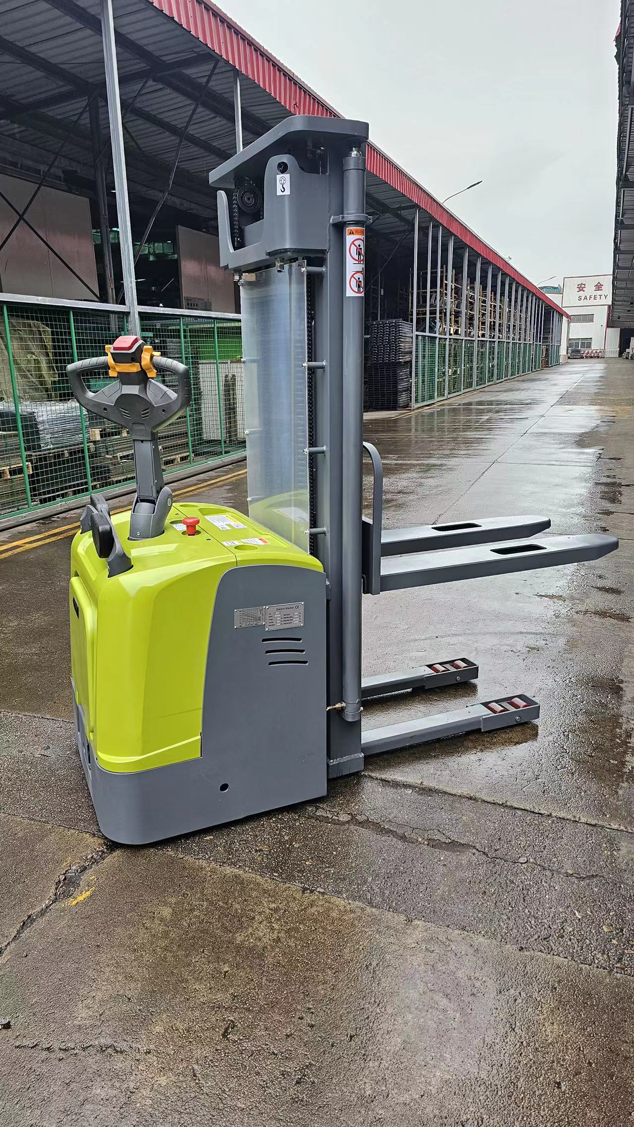 Electric Stacker 1500kg 2000kg Heavy Duty Type Electric Drive and 550/685mm Fork Width
