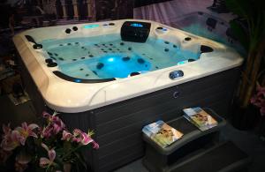 Quality 5 People Customized Outdoor Whirlpool Bathtub Freestanding Hot Tub With 33 Jets wholesale