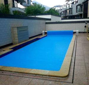 Quality PC 8X4M Automatic Swimming Pool Cover With A Roller wholesale