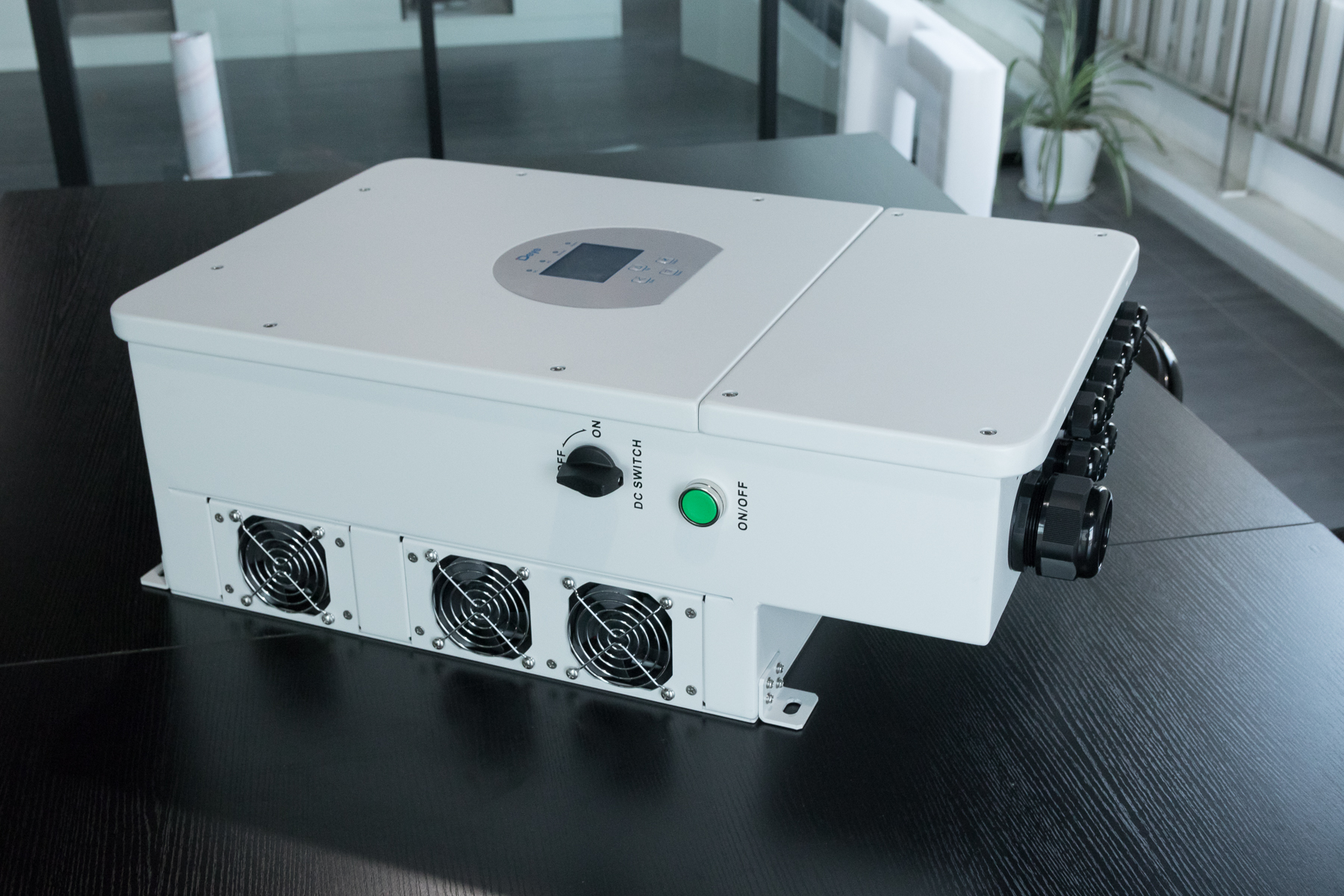 50/60 HZ 12KW Three Phase Hybrid Solar Inverter SUN-12K-SG04LP3-EU