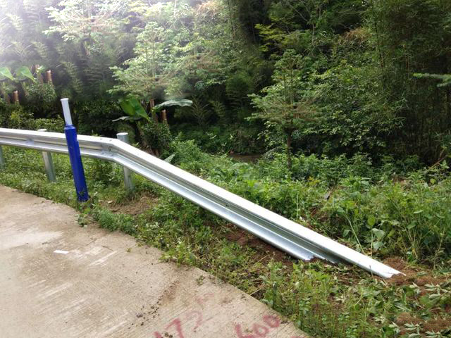 High Resistant W Beam Steel Safety Barrier Guard Rail with ISO9001 2000 Certification