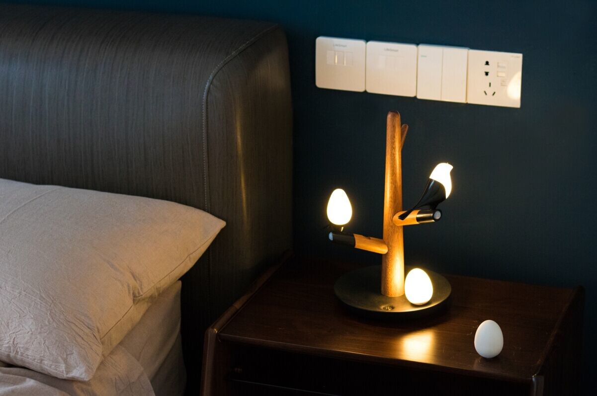 Motion Activated LED Sculpture bird Lamp dimming HomeTree Technology – Wireless Charging Beech Maglamp