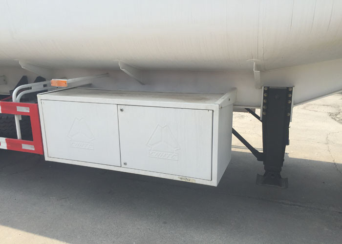 50 - 80 Tons 60cbm Oil Tank Truck For Oil Fuel Transport Polyurethane Painting