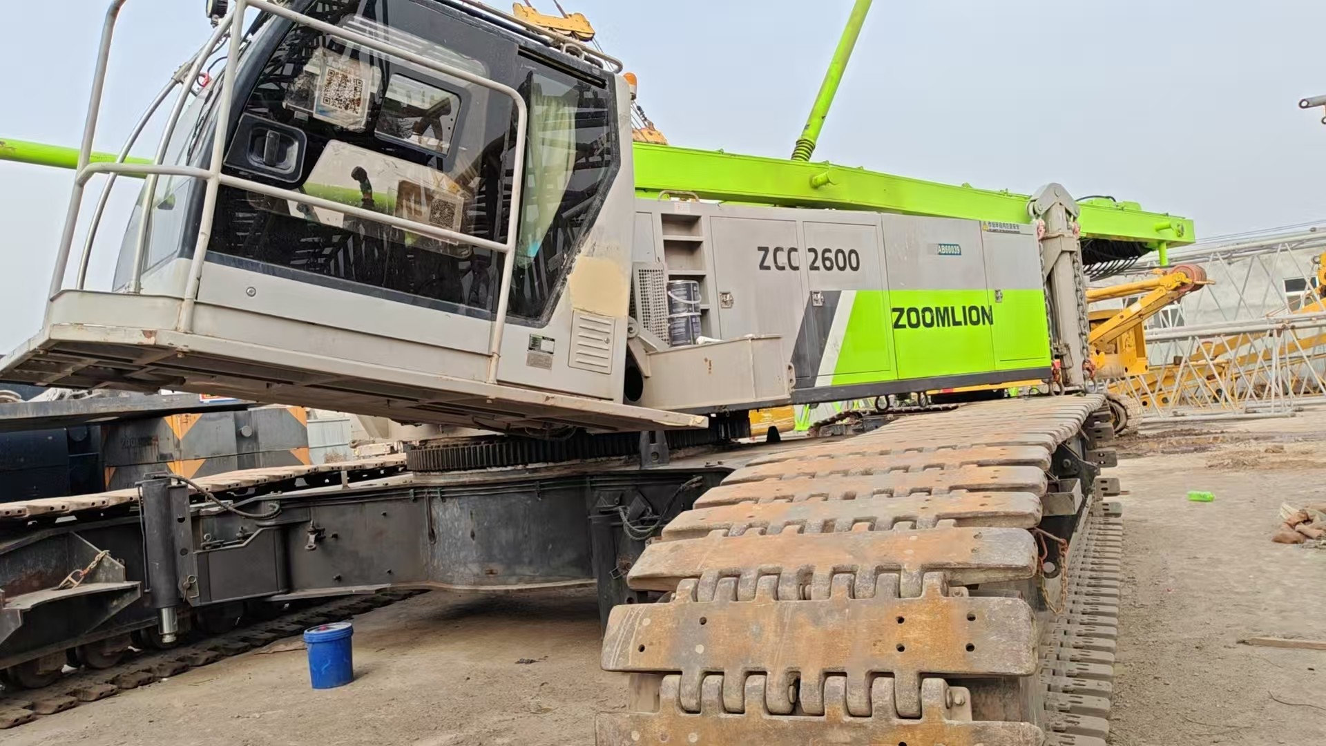 Extremely Efficient ZCC2600 260 Ton Mobile Hydraulic Crawler Crane Heavy Lifting Equipment