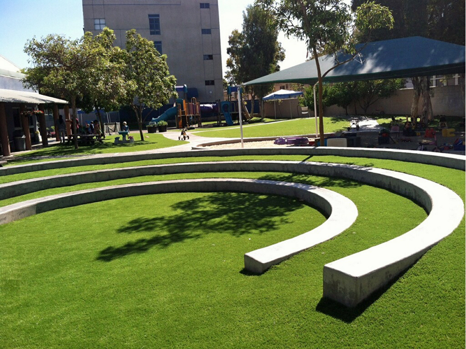 Synthetic Colorful Artificial Grass For Venue Entertainment Ground Amusement