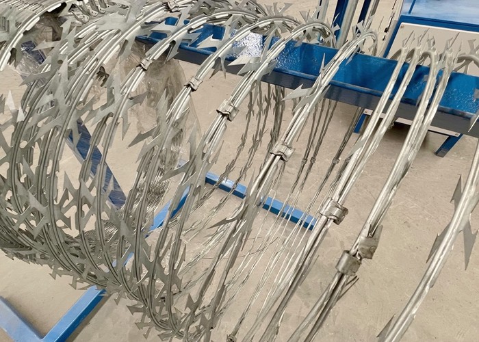 Hot Dip Galvanized Concertina Razor Bladed Barbed Wire Mesh Fences For Market