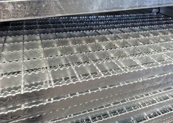 Cheap AS1657 Standard Anti Skid Steel Stair Treads Grating 100mm For Parking Lot for sale