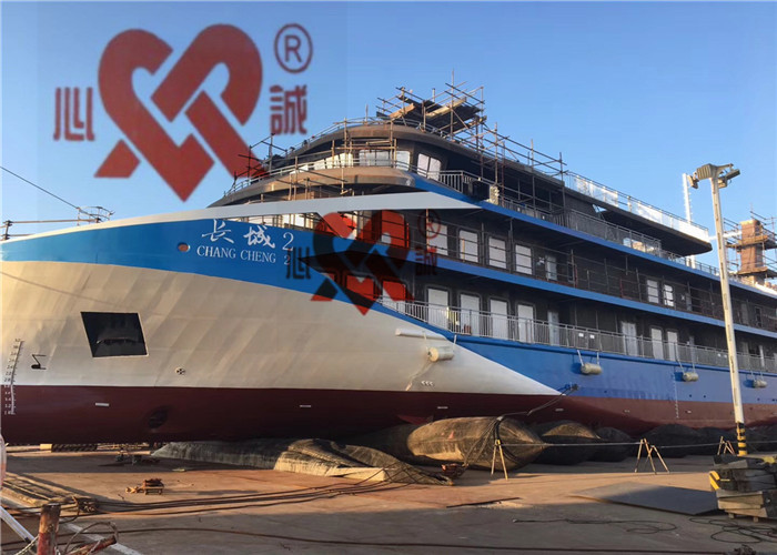 Mid Pressure Ship Launching Marine Airbags High Bearing Capacity 8-24m Long