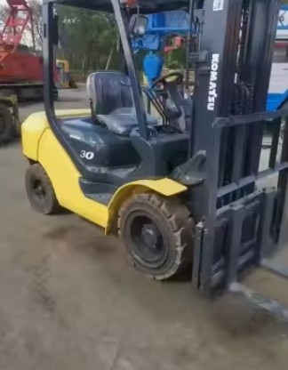 High-Performance Used Komatsu Forklifts 30 Komatsu FD30 3 Tons Stages Duplex Masts in Eastern Europe
