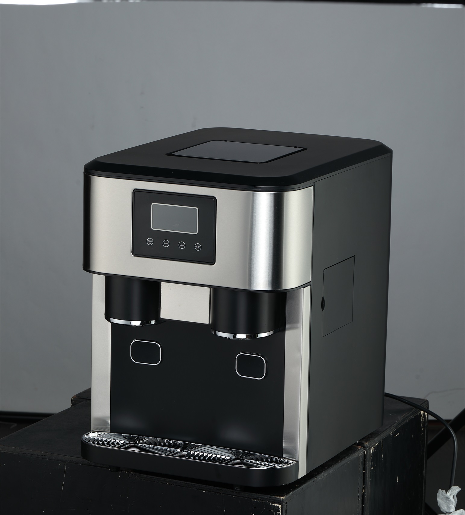 18kg Automatic Mini Countertop Ice Maker with Low Noise Level and 2.0L Water Tank Capacit