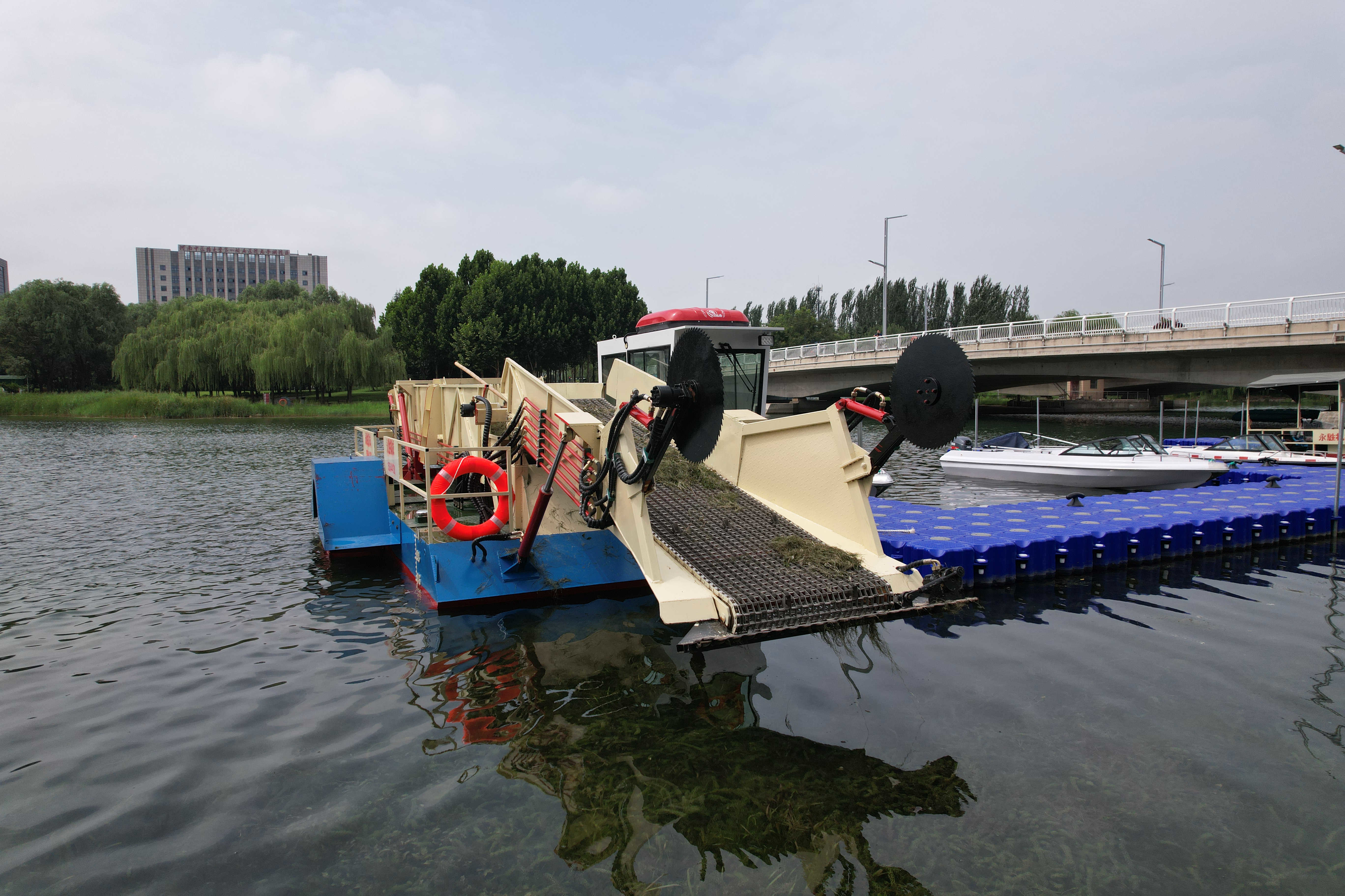Diesel Aquatic Plant Harvester For Enhanced Enteromorpha Harvesting Efficiency Mowing Deth 0-1.5 M