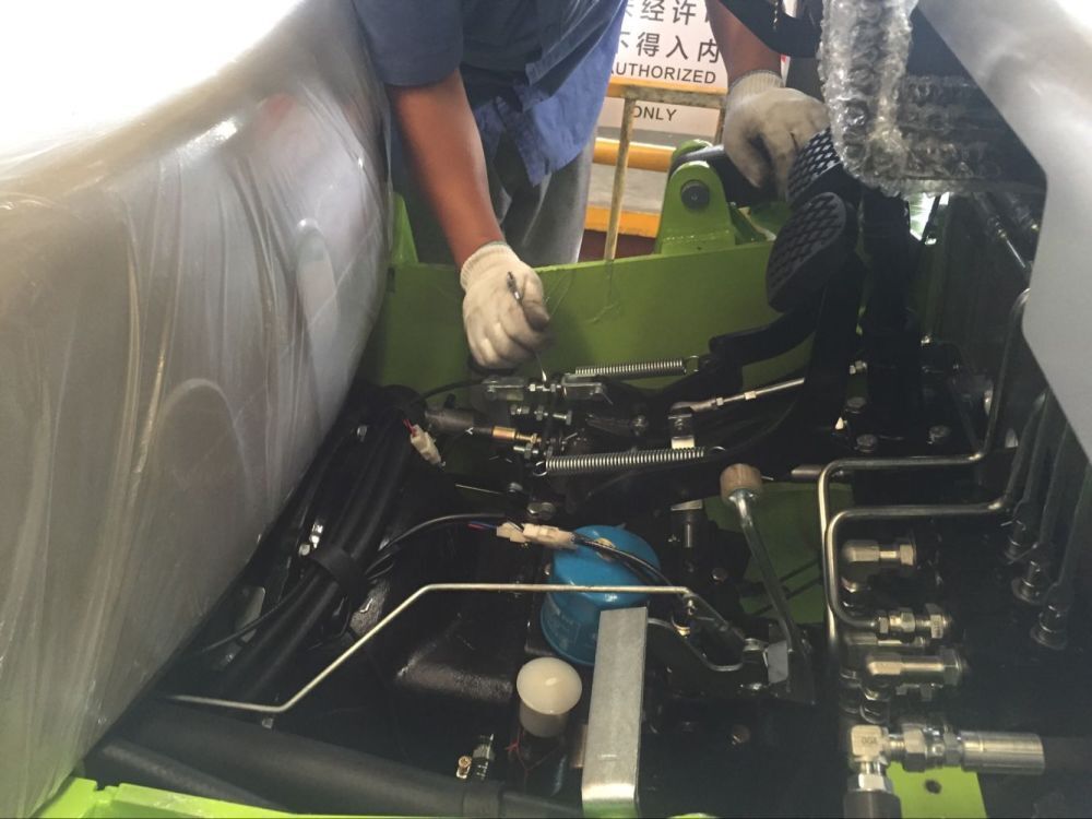 Convenient Monta Cargas Li-ion Battery Electric Reach Truck with Battery Charger