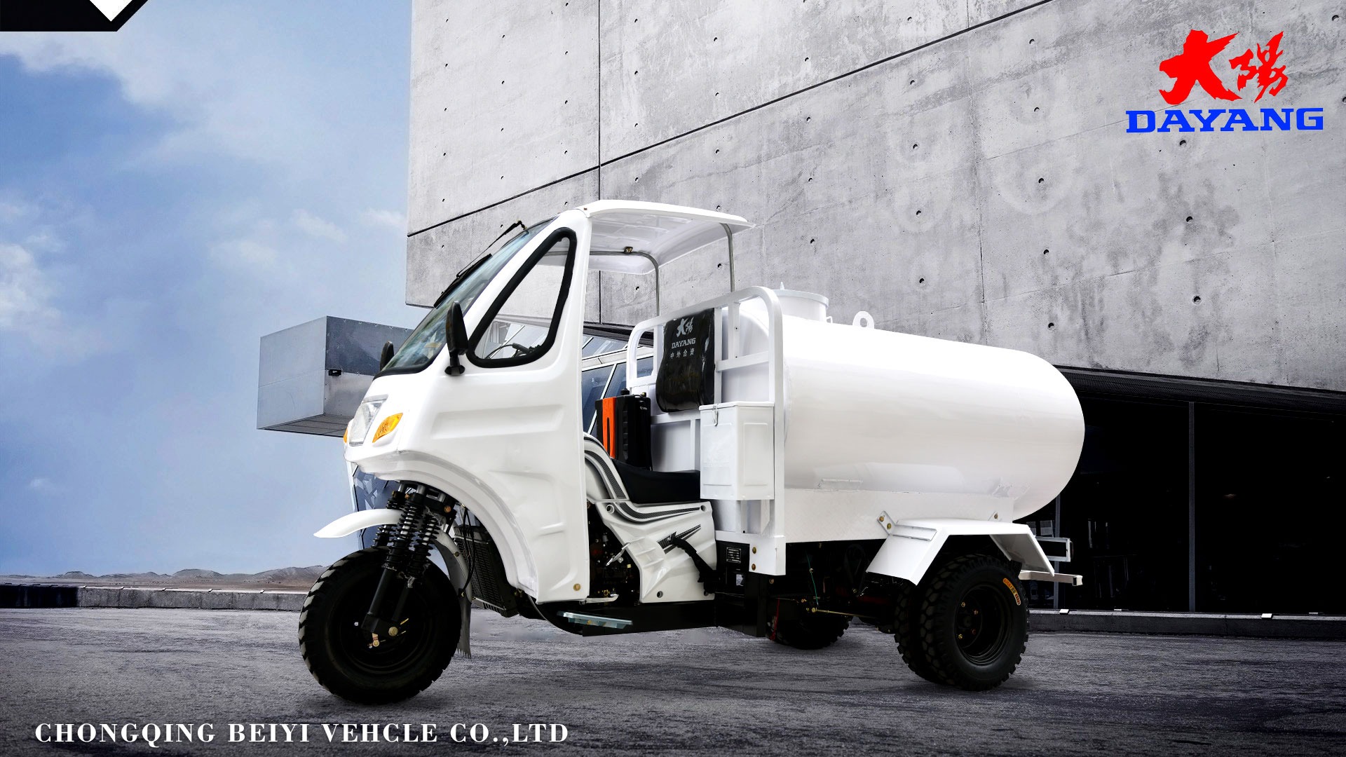300CC Semi Cabin Water Tank Tricycles Tuk Tuk 3 Wheel Motorcycle Curb Weight ≥500kg