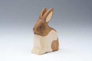 Quality Beech Ashtree Wood Carved Bunny Rabbit Figurine OEM Logo wholesale