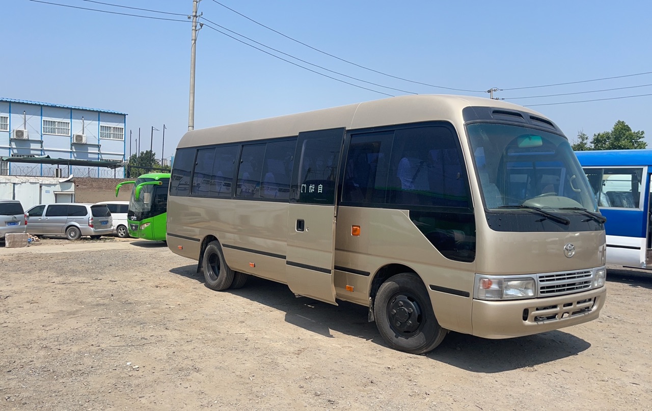 Manual Transmission Coaster Bus with 17-30 Seats and Diesel Engine in Good Condition