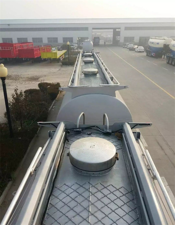 CIMC Tri - Axle Fuel Tanker Truck Semi Trailer 50 - 80 Tons For Carrying Oil