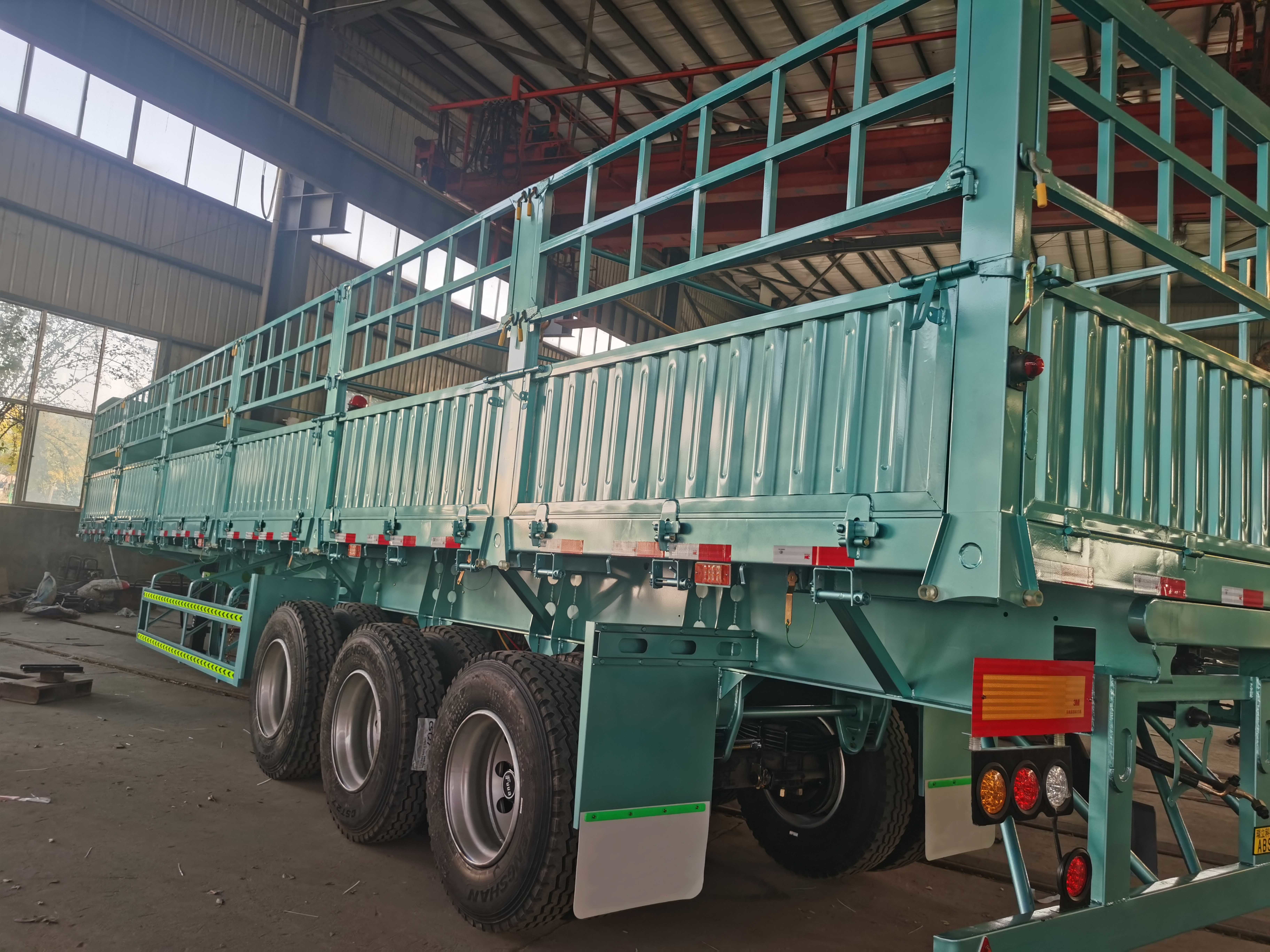 Triple Axle 40T 60T Tons Stake Cargo Trailer Fence Bulk Cargo Trailer Transporter Semi Trailer