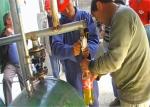 Automatic feeding and vacuum discharging waste tyre/ plastic pyrolysis to fuel