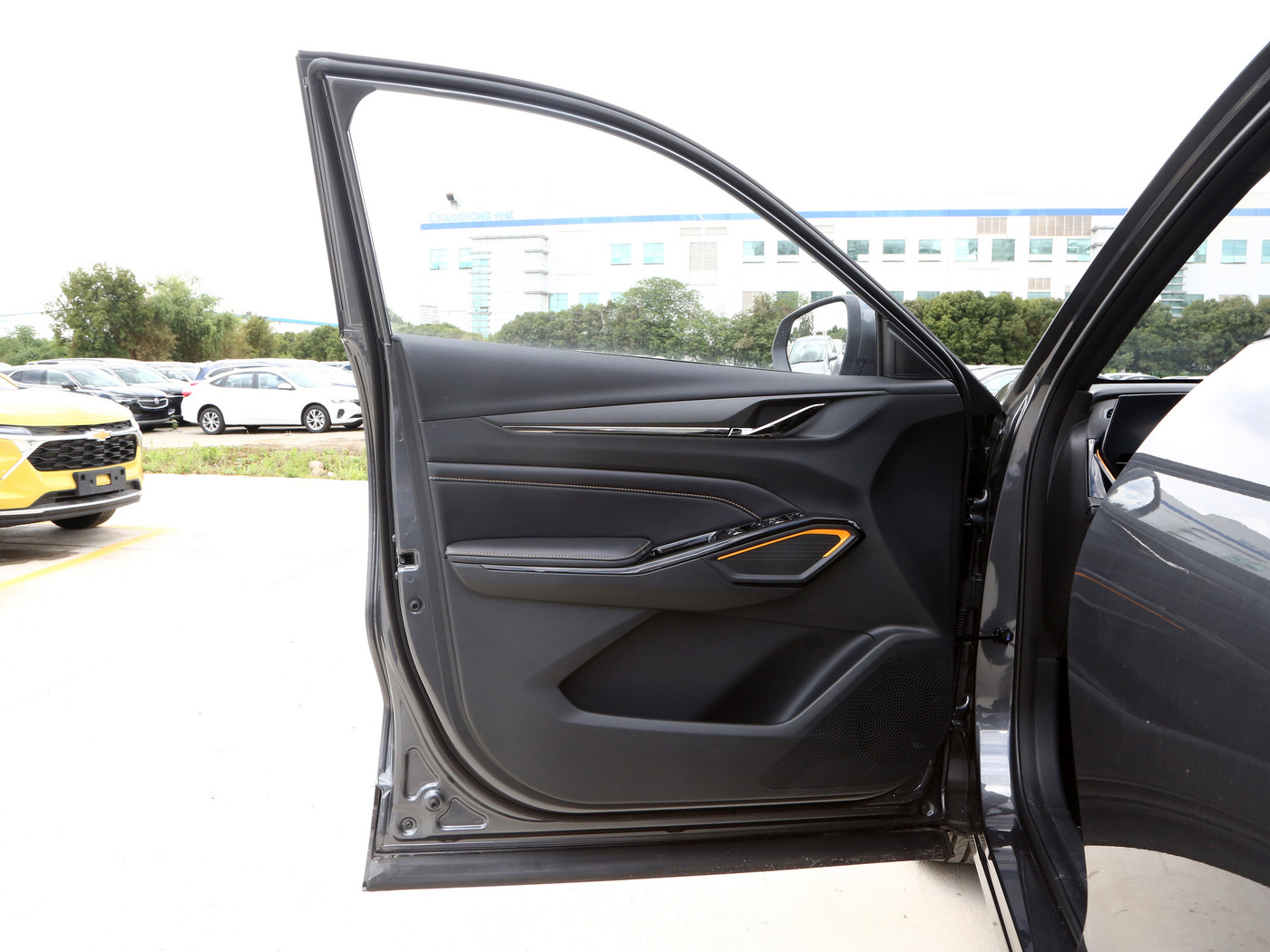 ESC Equipped Changan Oushang X5 Compact SUV Automatic Gear Box Left Steering Leather Seats FWD Drive with R18 Tire Size