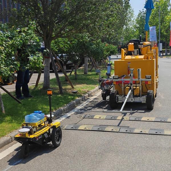 Middle Size Passenger Driving Thermoplastic Road Marking Truck Version